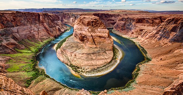 A panoramic view of Horseshoe Bend.