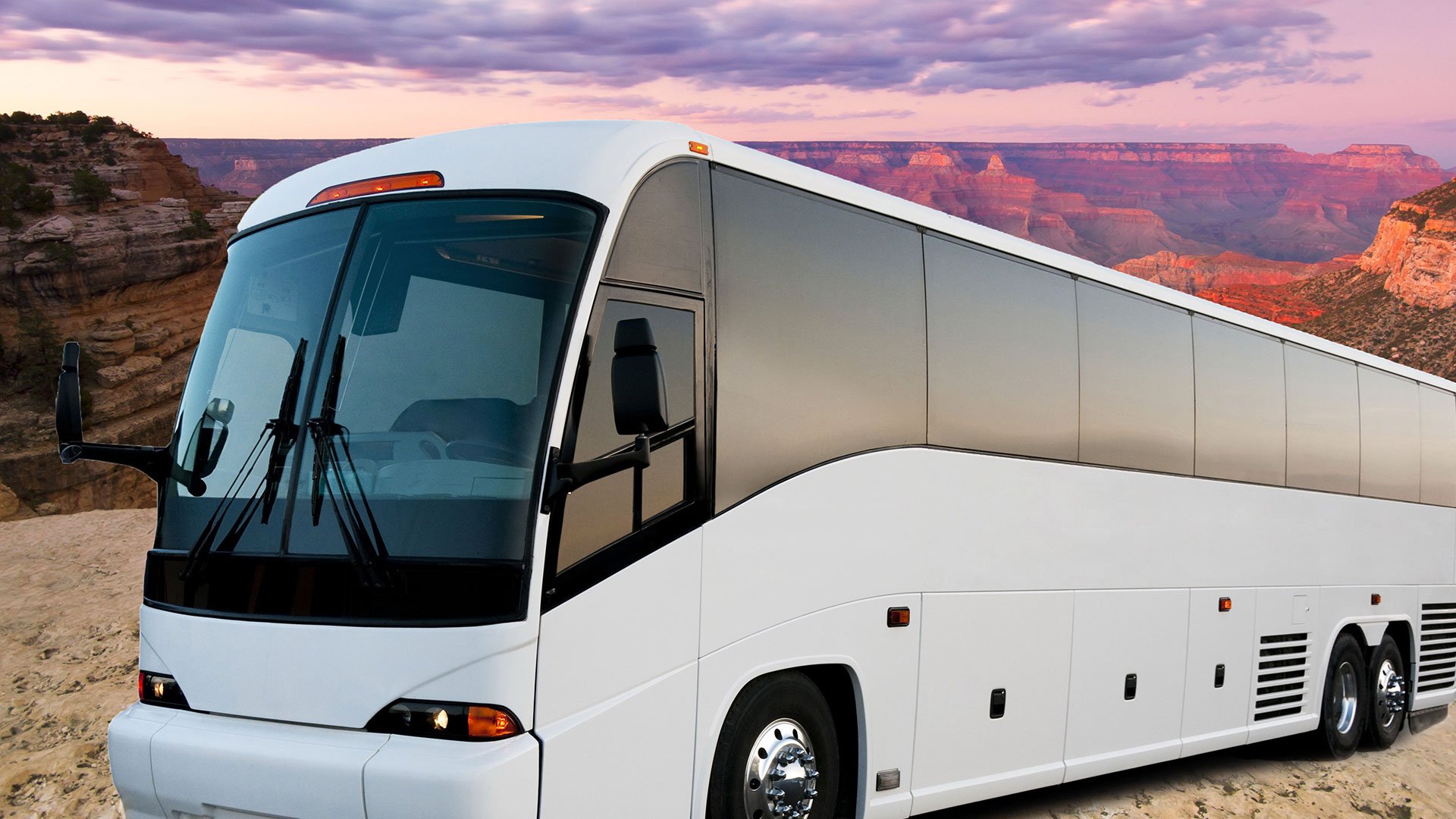 A luxury motorcoach parked at the Grand Canyon South Rim.