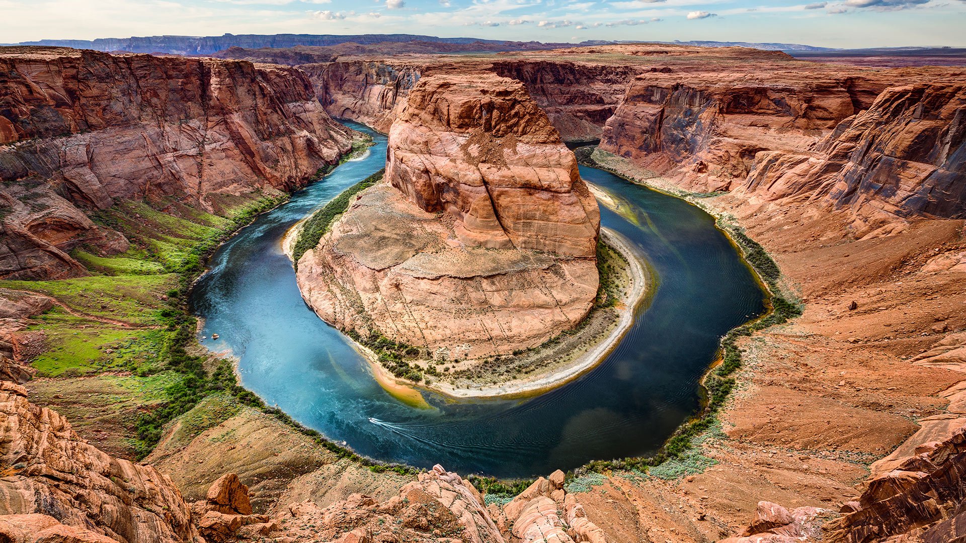 A panoramic landscape of Horseshoe Bend.